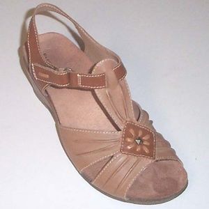 NEW EARTH T-strap hardware accent wedge sandal 8